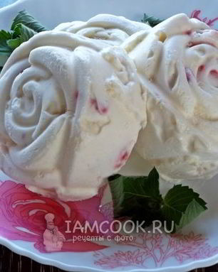 Мороженое с клубникой и белым шоколадом