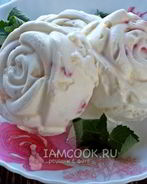 Мороженое с клубникой и белым шоколадом