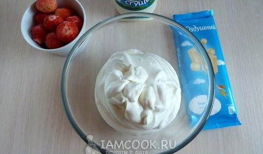 мороженое с клубникой и белым шоколадом