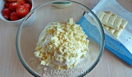 мороженое с клубникой и белым шоколадом