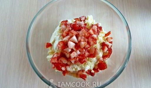 мороженое с клубникой и белым шоколадом