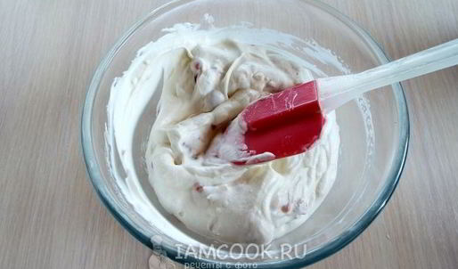 мороженое с клубникой и белым шоколадом