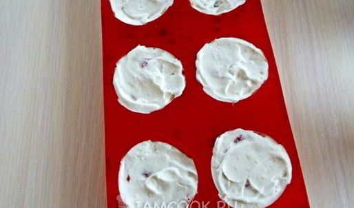 мороженое с клубникой и белым шоколадом