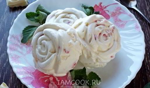 мороженое с клубникой и белым шоколадом