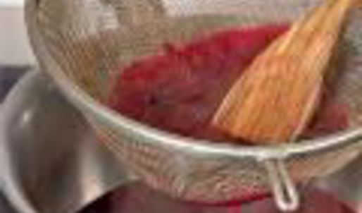 мороженое с кулиссой из ежевики