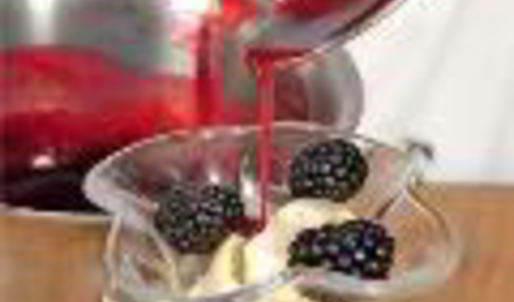 мороженое с кулиссой из ежевики