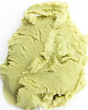 Мороженое с зеленым чаем матча и конфетами KitKat