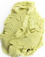 Мороженое с зеленым чаем матча и конфетами KitKat