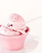 Мягкое клубничное мороженое