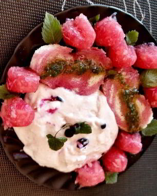 Пюре-мороженое с желе из хрена и яблок под медово-мятным соусом