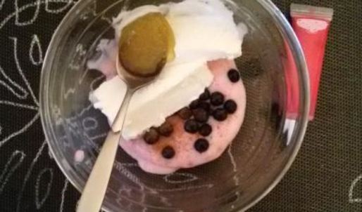 пюре-мороженое с желе из хрена и яблок под медово-мятным соусом