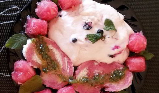 пюре-мороженое с желе из хрена и яблок под медово-мятным соусом