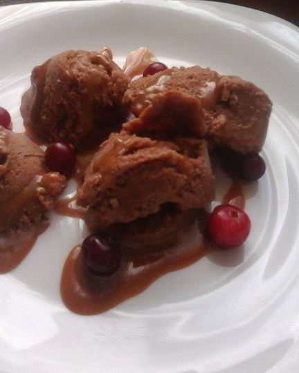 Рецепт шоколадного мороженого с карамельным соусом