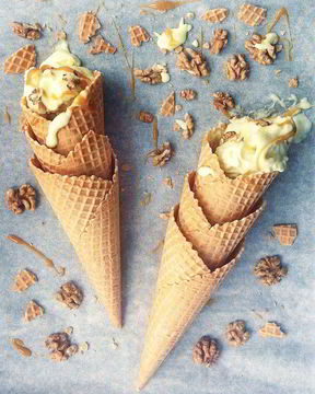 Сливочное мороженое с соленой карамелью