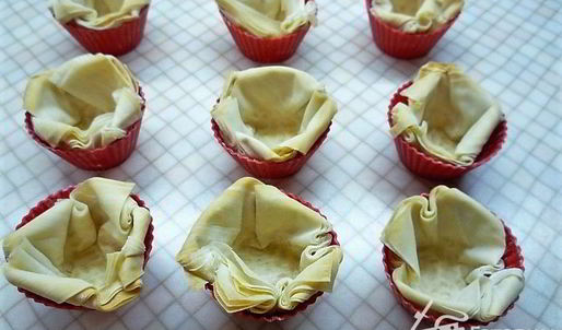 хрустящие чашечки с муссом из печени трески