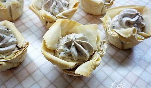 хрустящие чашечки с муссом из печени трески