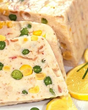 Мусс из окуня с кукурузой и зеленым горошком