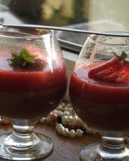 Рецепт шоколадного мусса с клубникой