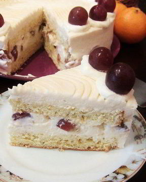 Торт-мусс из апельсинового бисквита, винного крем-мусса и розового винограда