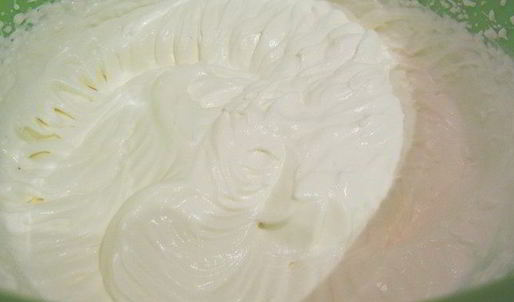 торт-мусс из апельсинового бисквита, винного крем-мусса и розового винограда