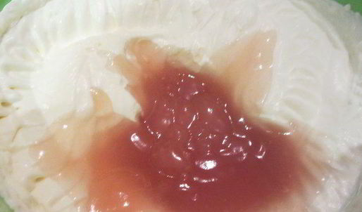 торт-мусс из апельсинового бисквита, винного крем-мусса и розового винограда