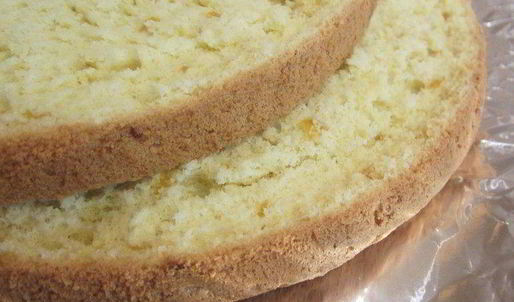 торт-мусс из апельсинового бисквита, винного крем-мусса и розового винограда