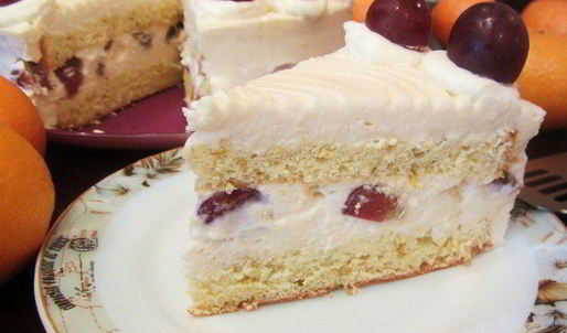 торт-мусс из апельсинового бисквита, винного крем-мусса и розового винограда