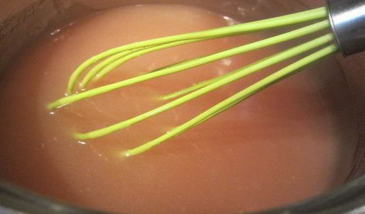 торт-мусс из апельсинового бисквита, винного крем-мусса и розового винограда