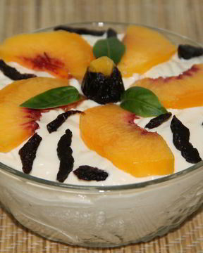 Творожный мусс с персиком и черносливом