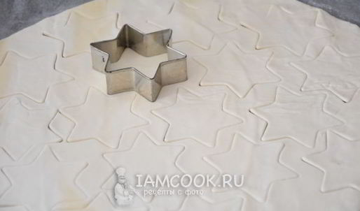 звездочки из слоеного теста с муссом из тунца