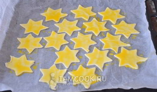 звездочки из слоеного теста с муссом из тунца