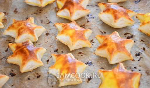 звездочки из слоеного теста с муссом из тунца