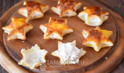 звездочки из слоеного теста с муссом из тунца