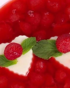 Панна-котта с клубничным супом