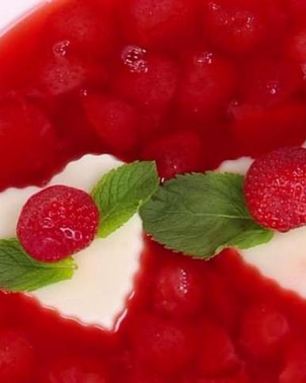 Панна-котта с клубничным супом