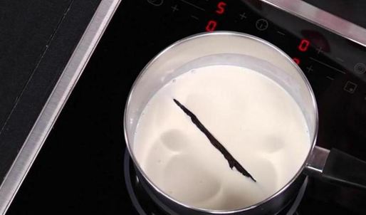 панна-котта с клубничным супом