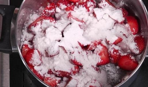 панна-котта с клубничным супом