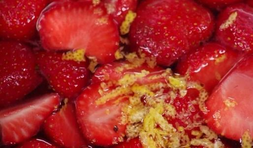 панна-котта с клубничным супом