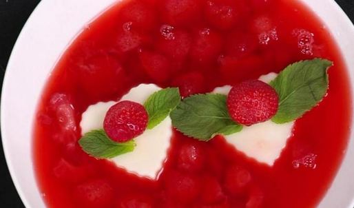 панна-котта с клубничным супом