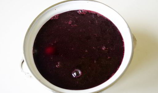 красим пасхальные яйца в оранжево-коричневый цвет соком свеклы