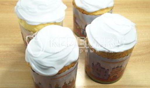 кулич с изюмом