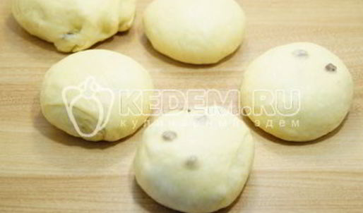 кулич с изюмом