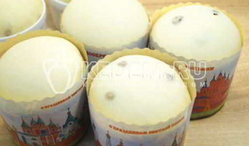 кулич с изюмом