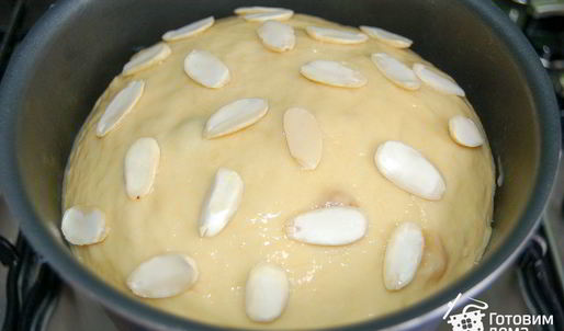 кулич с миндальными орехами