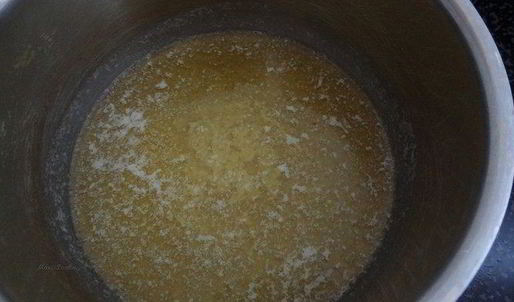 кулич с вяленой вишней и кедровыми орешками