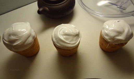 кулич с вяленой вишней и кедровыми орешками