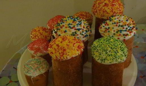 кулич с вяленой вишней и кедровыми орешками