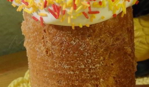 кулич с вяленой вишней и кедровыми орешками