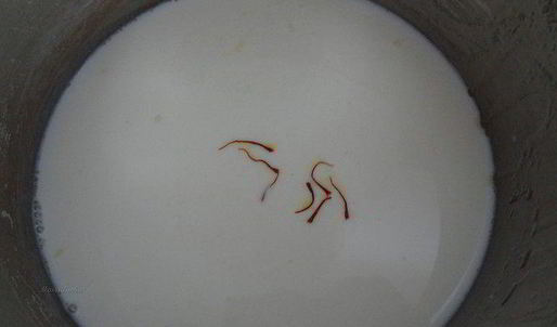 кулич с вяленой вишней и кедровыми орешками