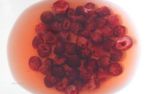 кулич с вяленой вишней и кедровыми орешками